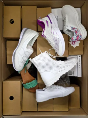 The photo shows a package with clothing in the category B.