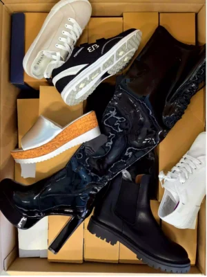 The photo shows a package with clothing in the category B.