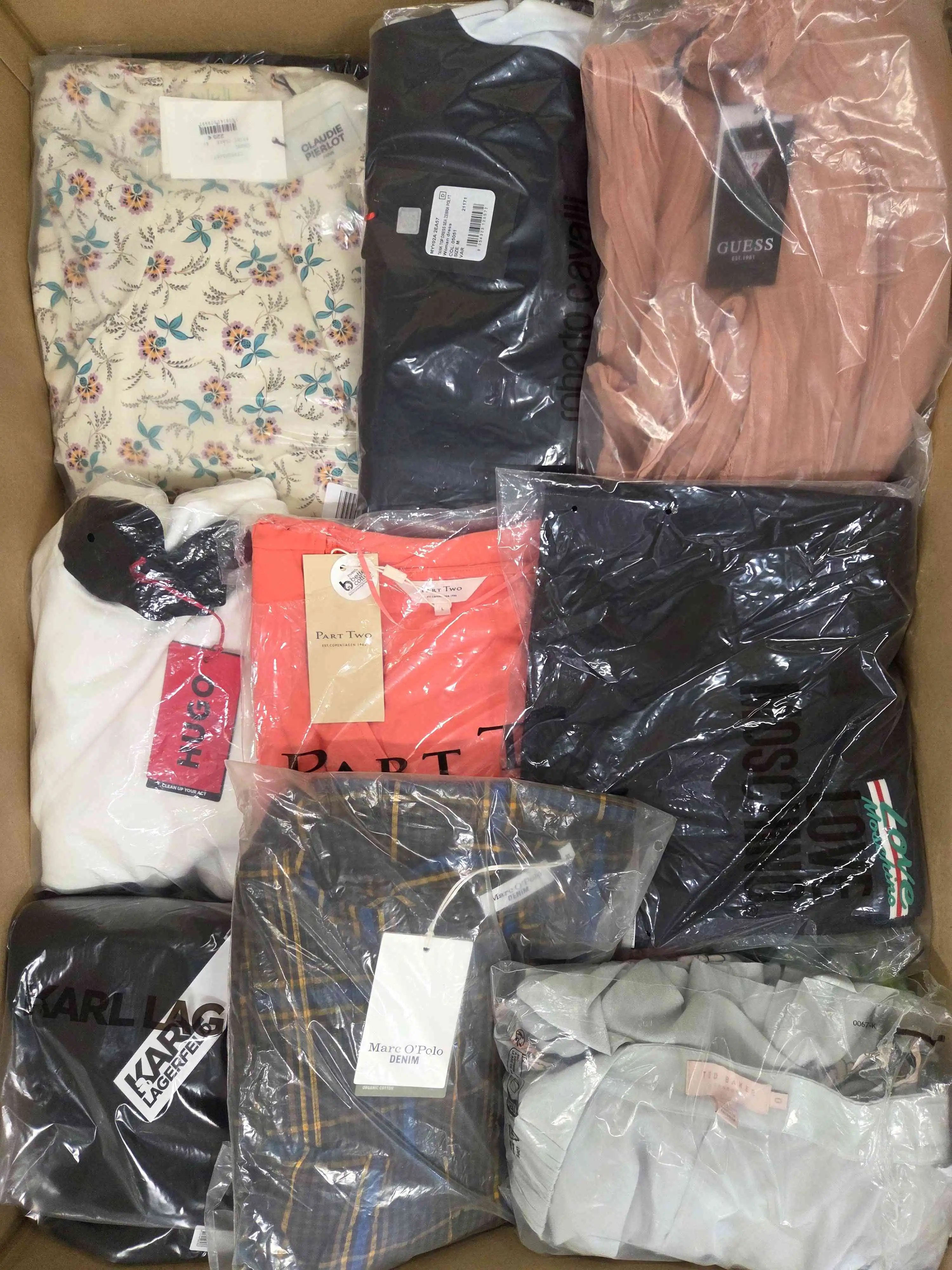 AD151 3 The photo shows a package with clothing in the category A.