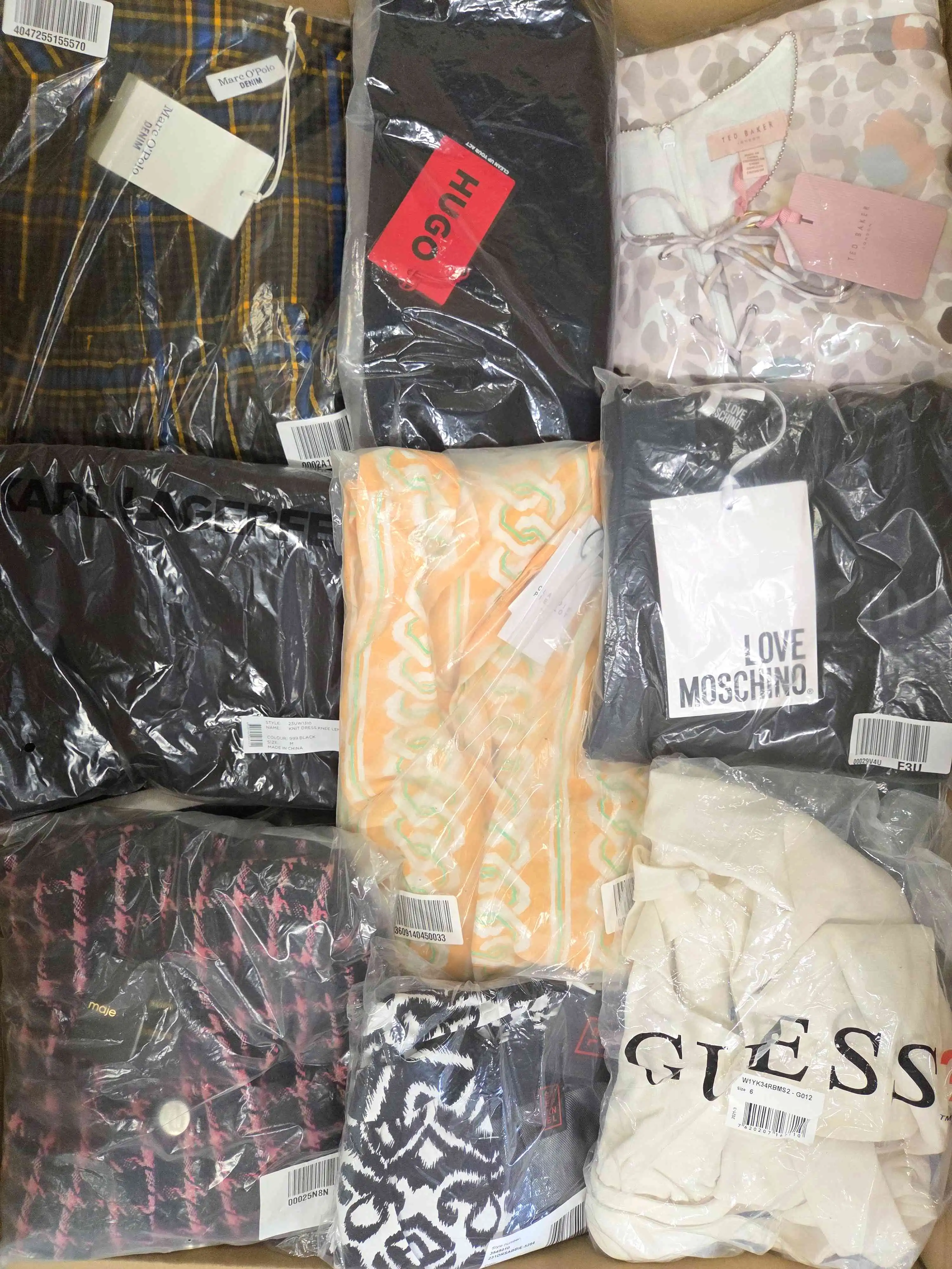 AD153 3 The photo shows a package with clothing in the category A.
