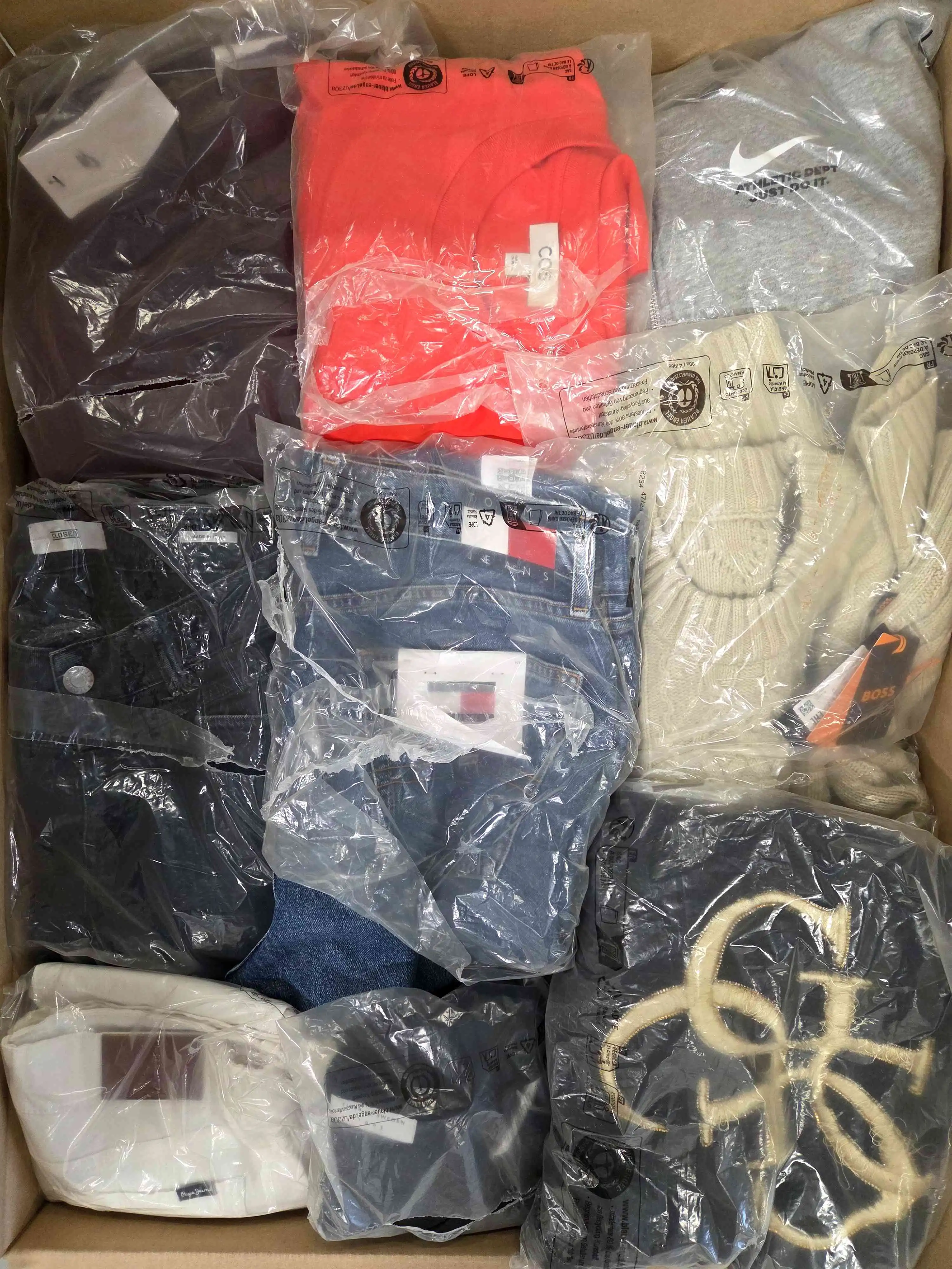 D1557 3 The photo shows a package with clothing in the category D.