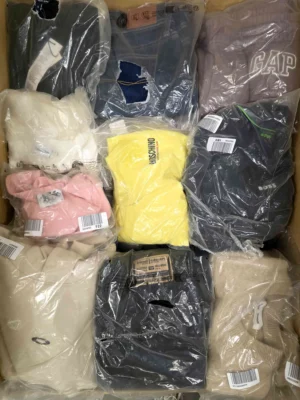 The photo shows a package with clothing in the category D.