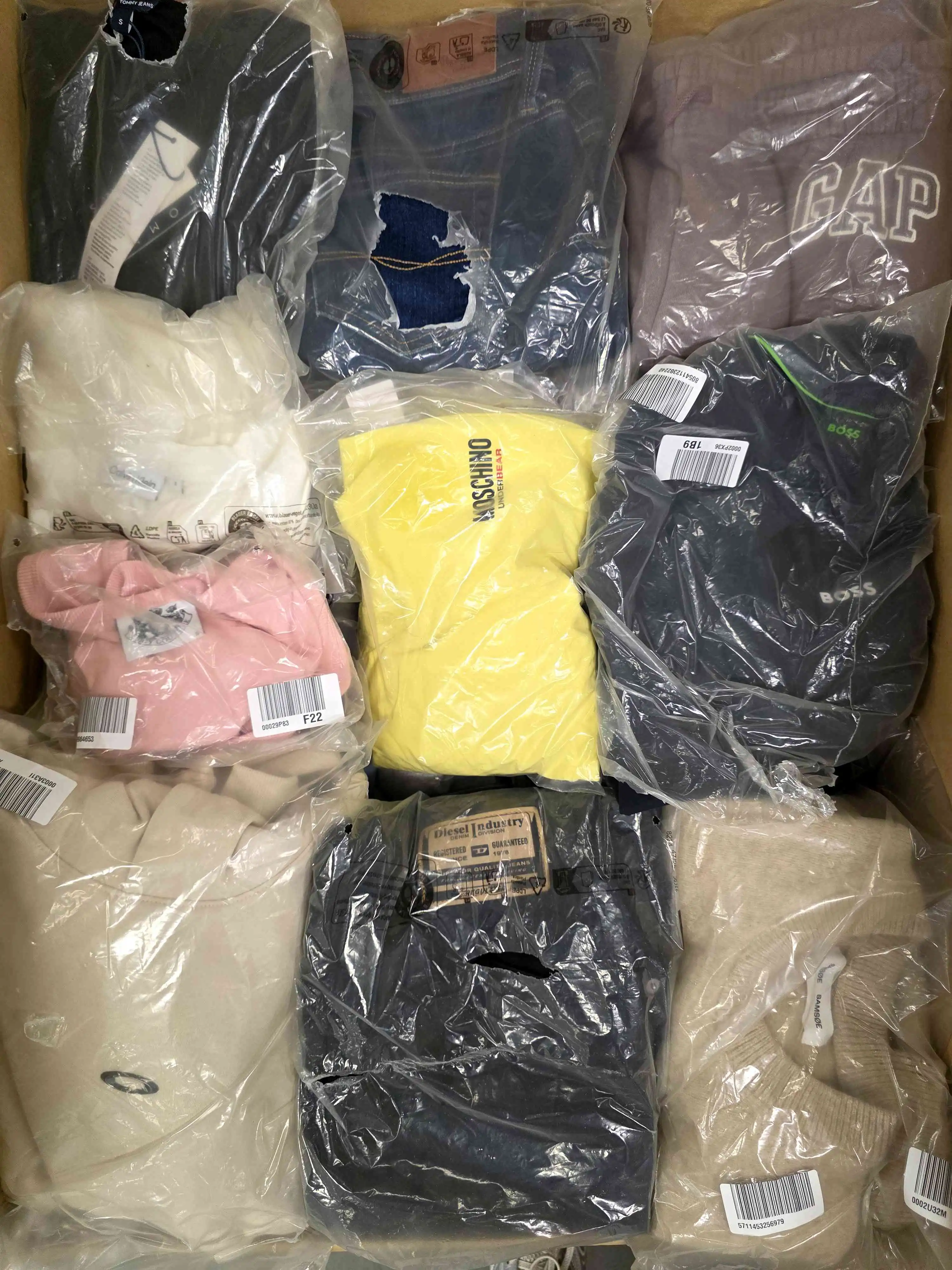 D1576 3 The photo shows a package with clothing in the category D.