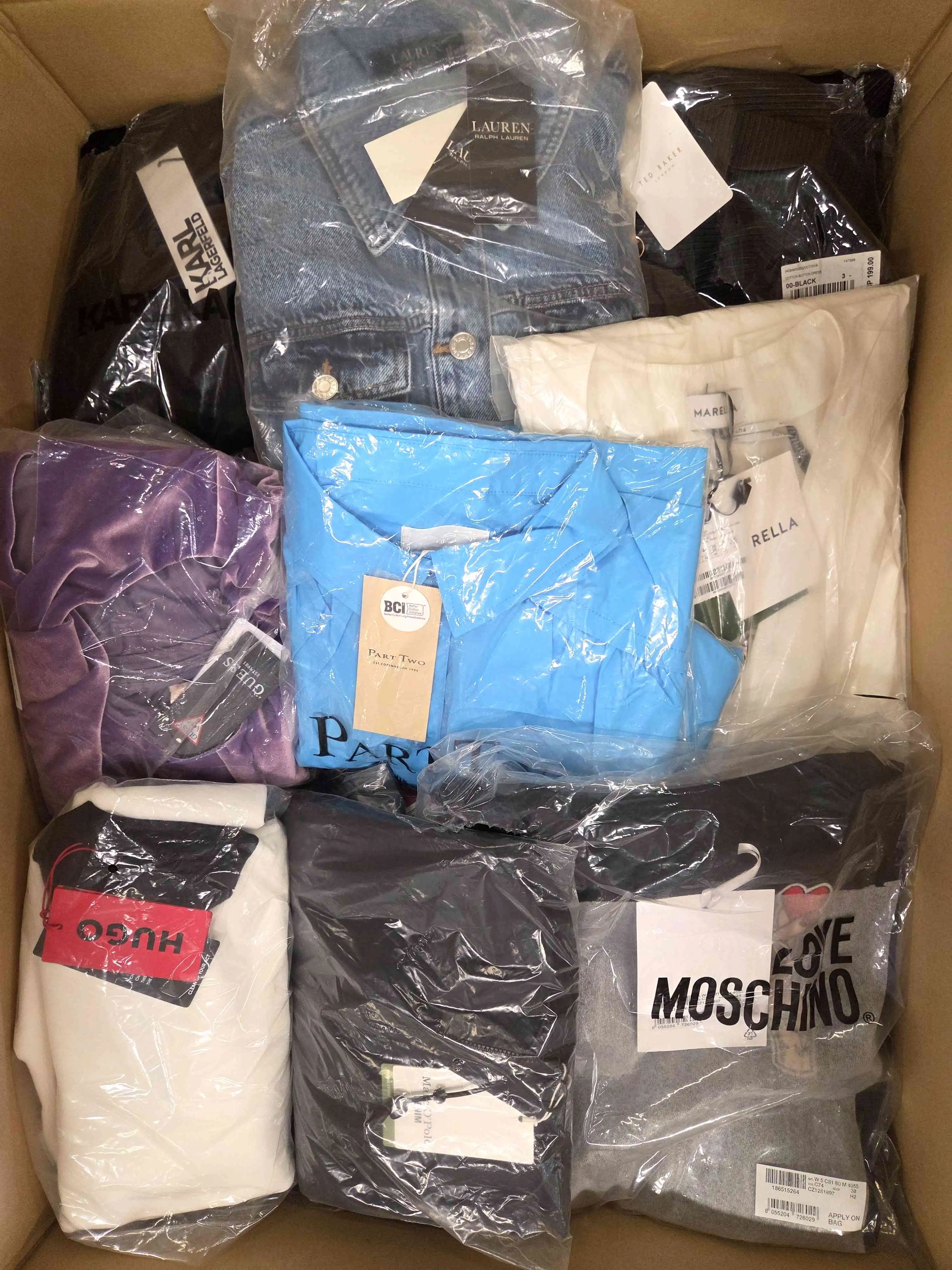 AD159 3 The photo shows a package with clothing in the category A.