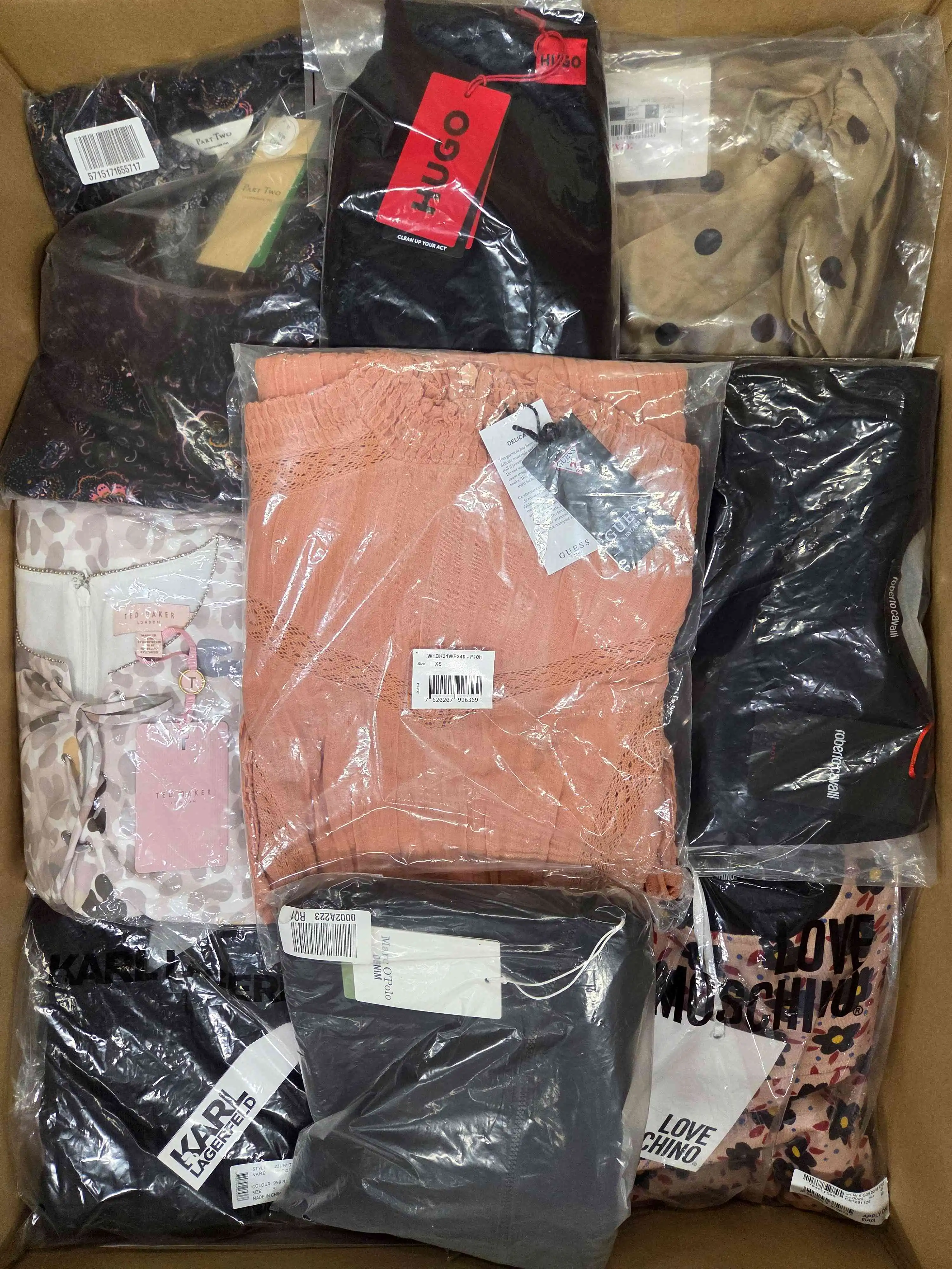 AD160 2 The photo shows a package with clothing in the category A.