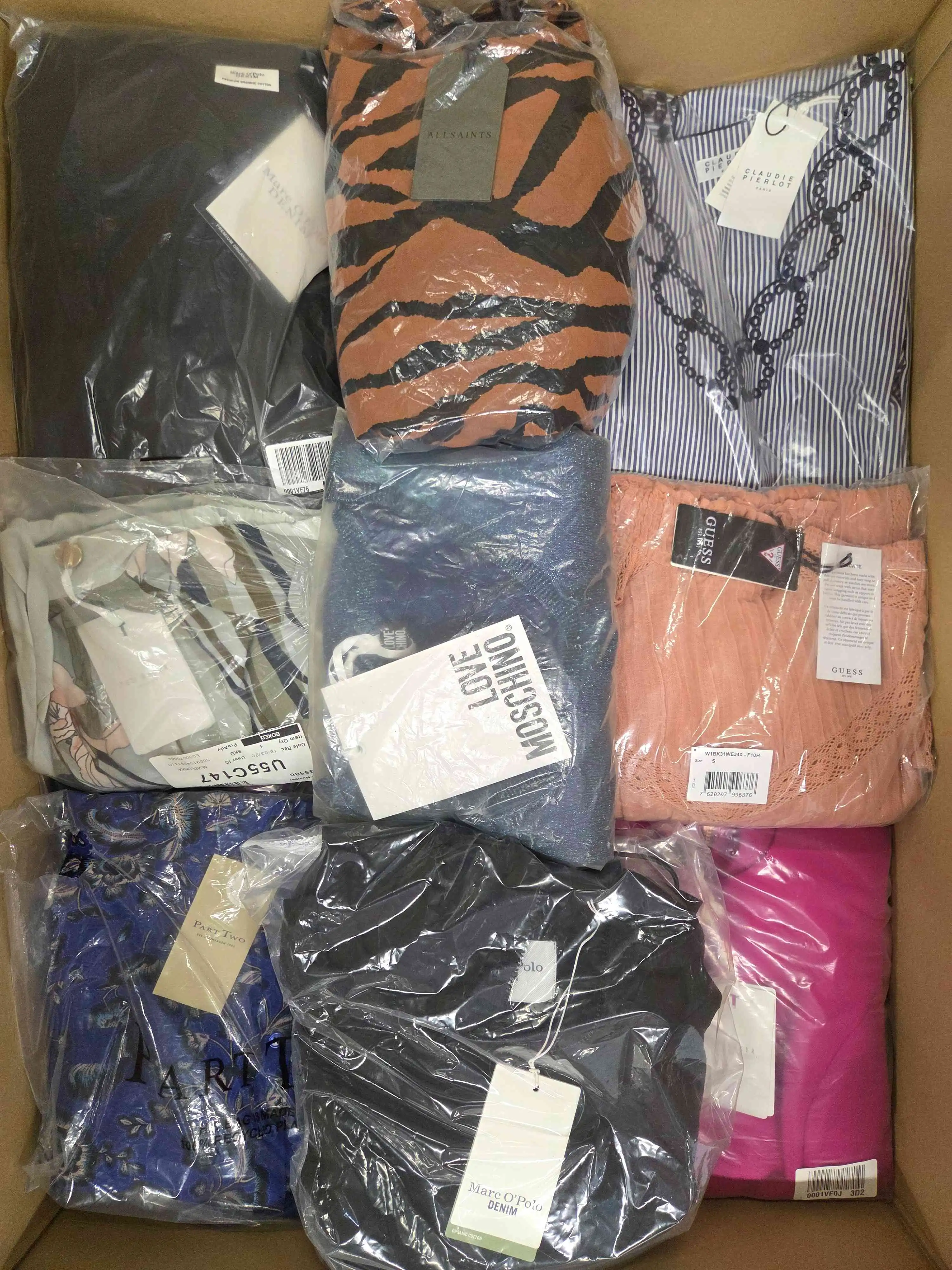 AD163 3 The photo shows a package with clothing in the category A.