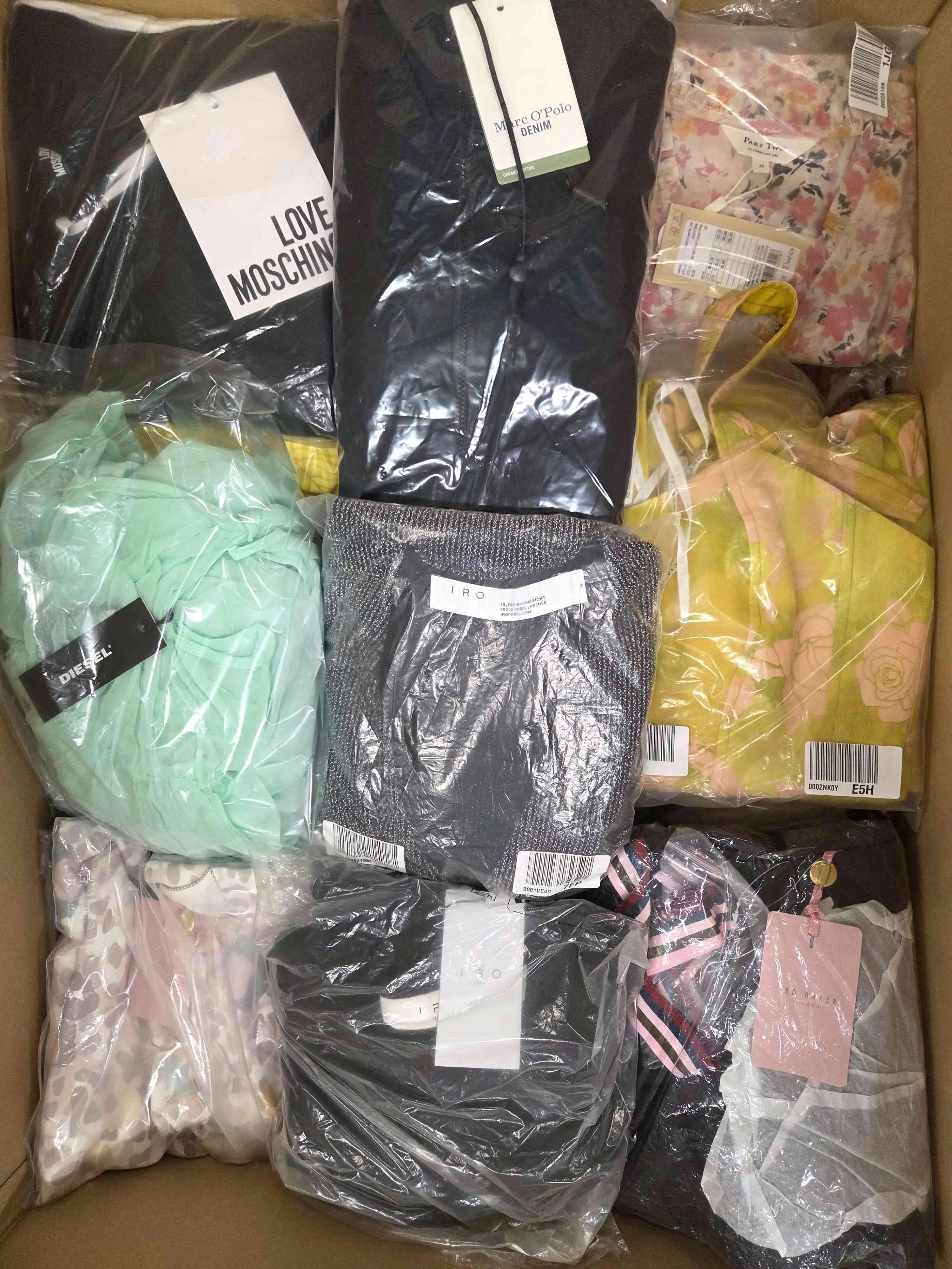 AD164 3 The photo shows a package with clothing in the category A.