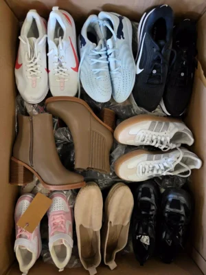 The photo shows a package with footwear in the category CSU.