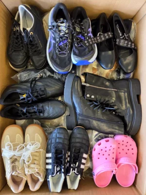 The photo shows a package with footwear in the category CSU.