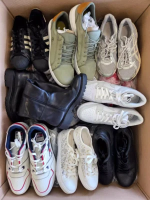 The photo shows a package with footwear in the category CSU.