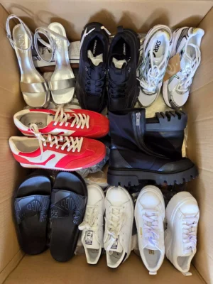 The photo shows a package with footwear in the category CSU.