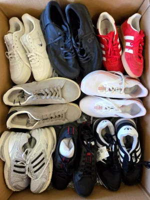The photo shows a package with footwear in the category CSU.
