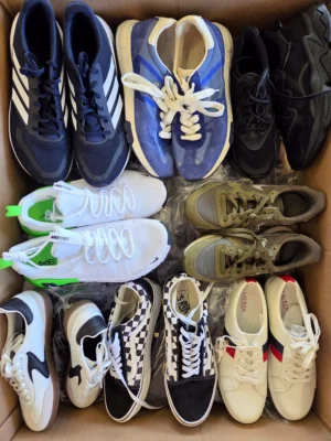 The photo shows a package with footwear in the category CSU.