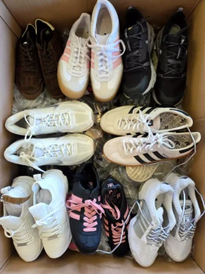 The photo shows a package with footwear in the category CSU.