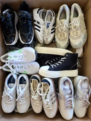 The photo shows a package with footwear in the category CSU.