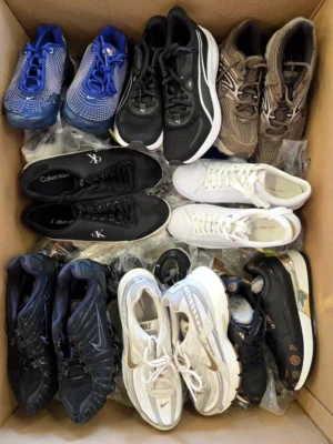The photo shows a package with footwear in the category CSU.