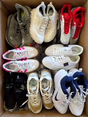 The photo shows a package with footwear in the category CSU.