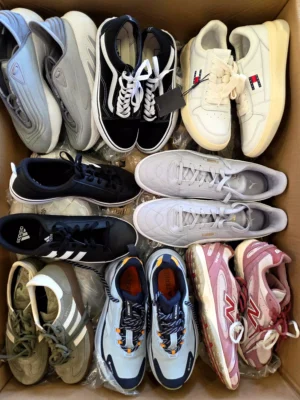 The photo shows a package with footwear in the category CSU.