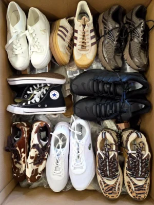 The photo shows a package with footwear in the category CSU.