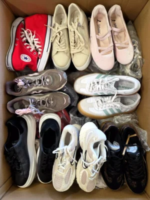 The photo shows a package with footwear in the category CSU.