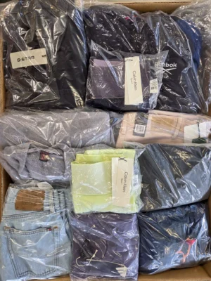 The photo shows a package with clothing in the category B.