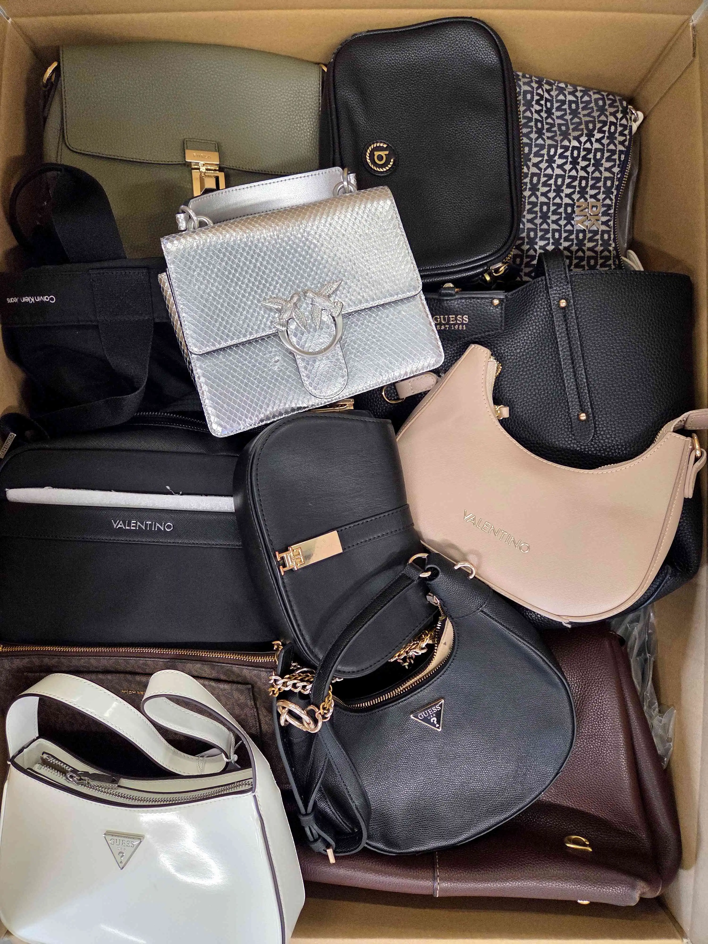 HC1783 3 The picture shows a package with accessories in the category HC.
