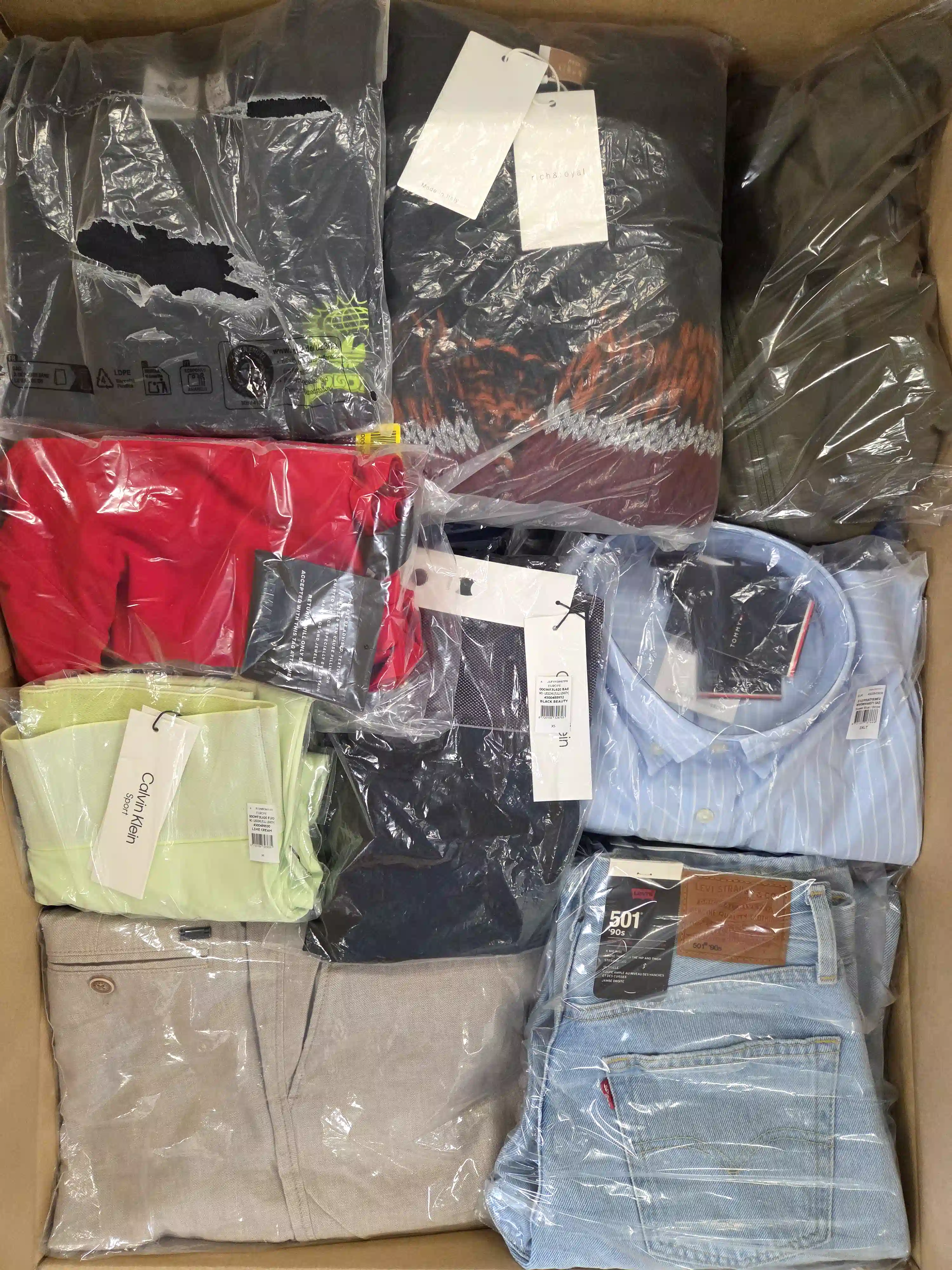 B1795 3 The photo shows a package with clothing in the category B.