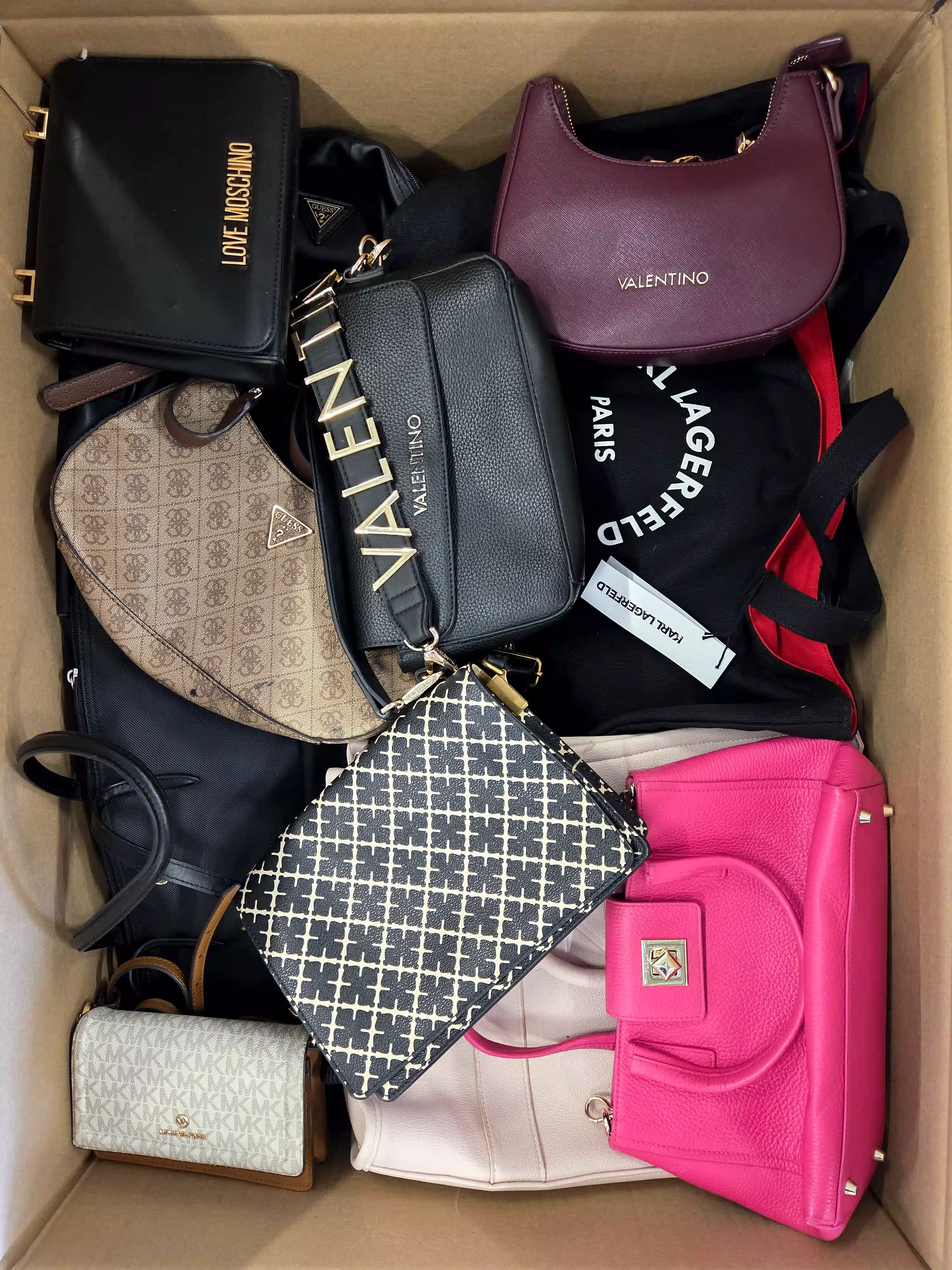 HC1804 3 The picture shows a package with accessories in the category HC.