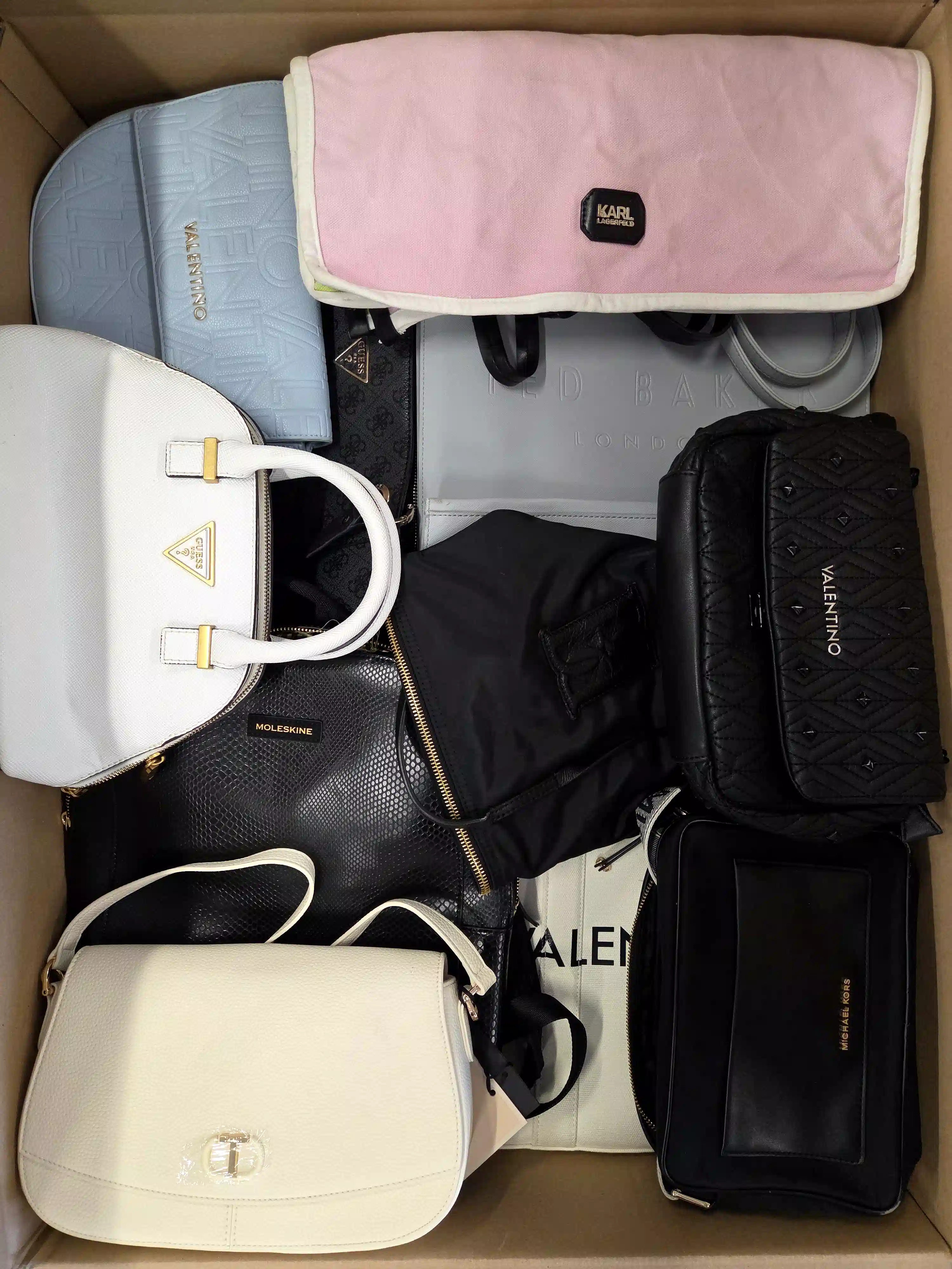 HC1805 3 The picture shows a package with accessories in the category HC.