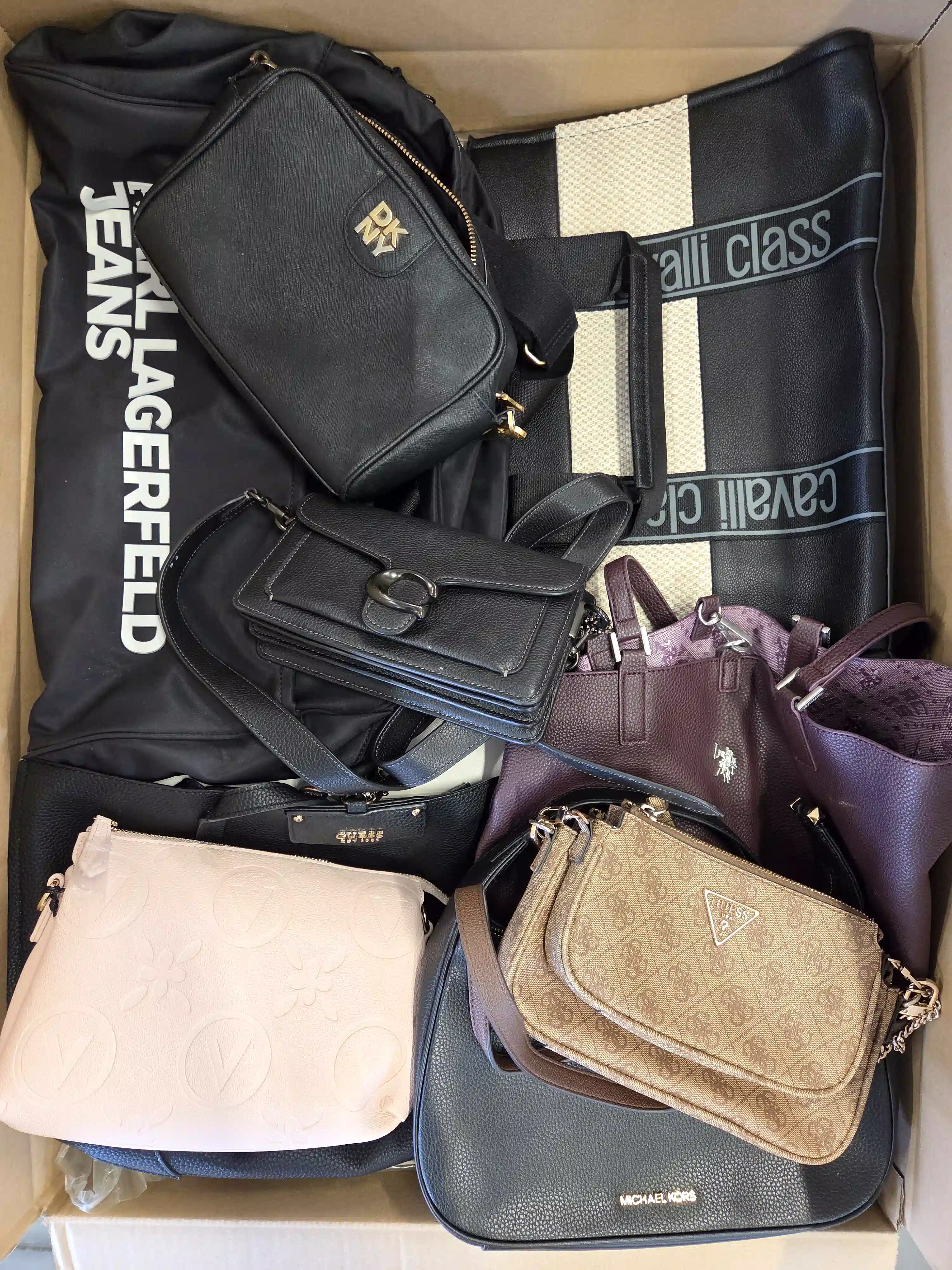 HC1810 3 The picture shows a package with accessories in the category HC.