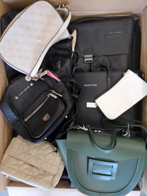 The picture shows a package with accessories in the category HC.