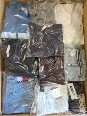 The photo shows a package with clothing in the category C.
