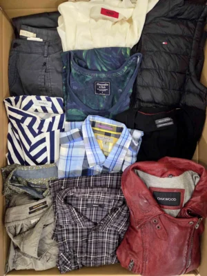 The photo shows a package with clothing in the category U.