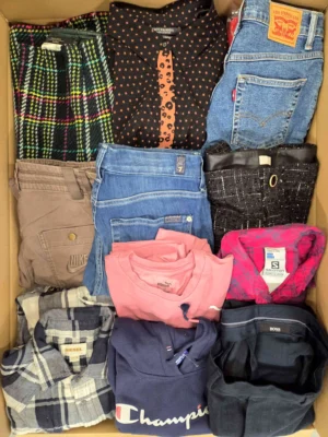 The photo shows a package with clothing in the category U.