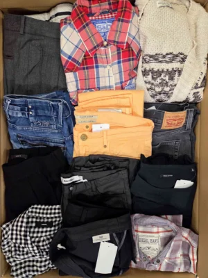 The photo shows a package with clothing in the category U.
