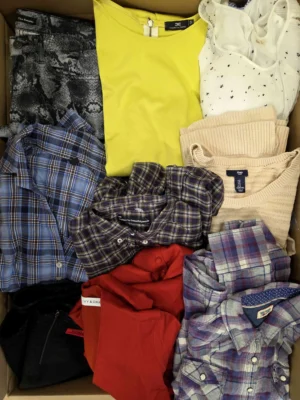 The photo shows a package with clothing in the category U.