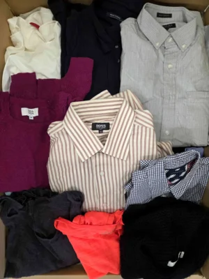 The photo shows a package with clothing in the category U.