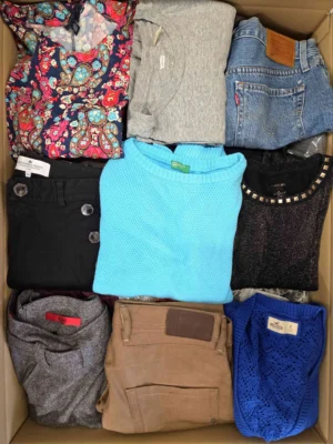 The photo shows a package with clothing in the category U.