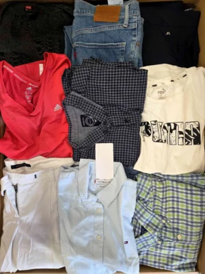 The photo shows a package with clothing in the category U.
