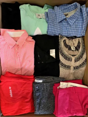 The photo shows a package with clothing in the category U.