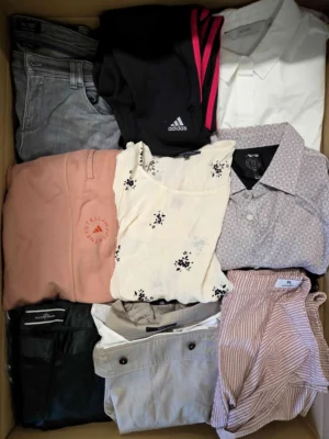 The photo shows a package with clothing in the category U.