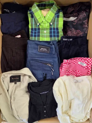 The photo shows a package with clothing in the category U.