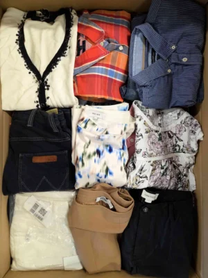 The photo shows a package with clothing in the category U.