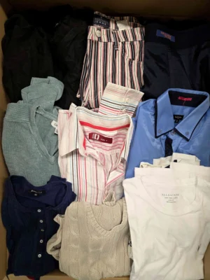 The photo shows a package with clothing in the category U.