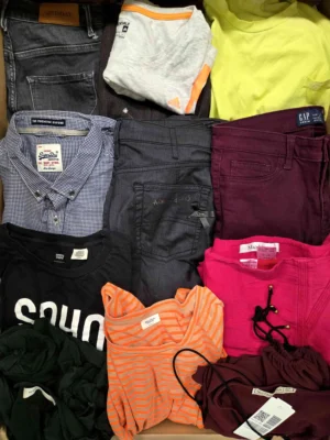 The photo shows a package with clothing in the category U.