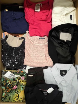 The photo shows a package with clothing in the category U.