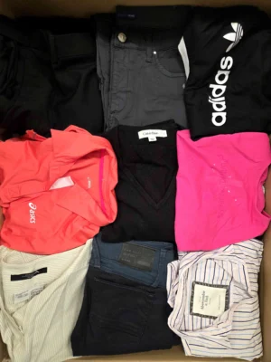 The photo shows a package with clothing in the category U.