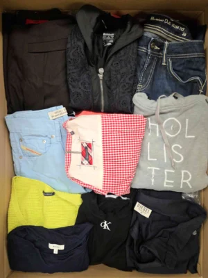 The photo shows a package with clothing in the category U.