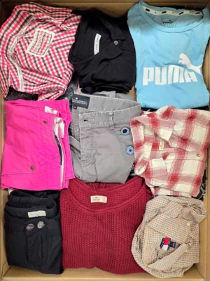 The photo shows a package with clothing in the category U.