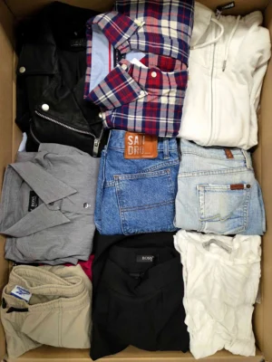 The photo shows a package with clothing in the category U.